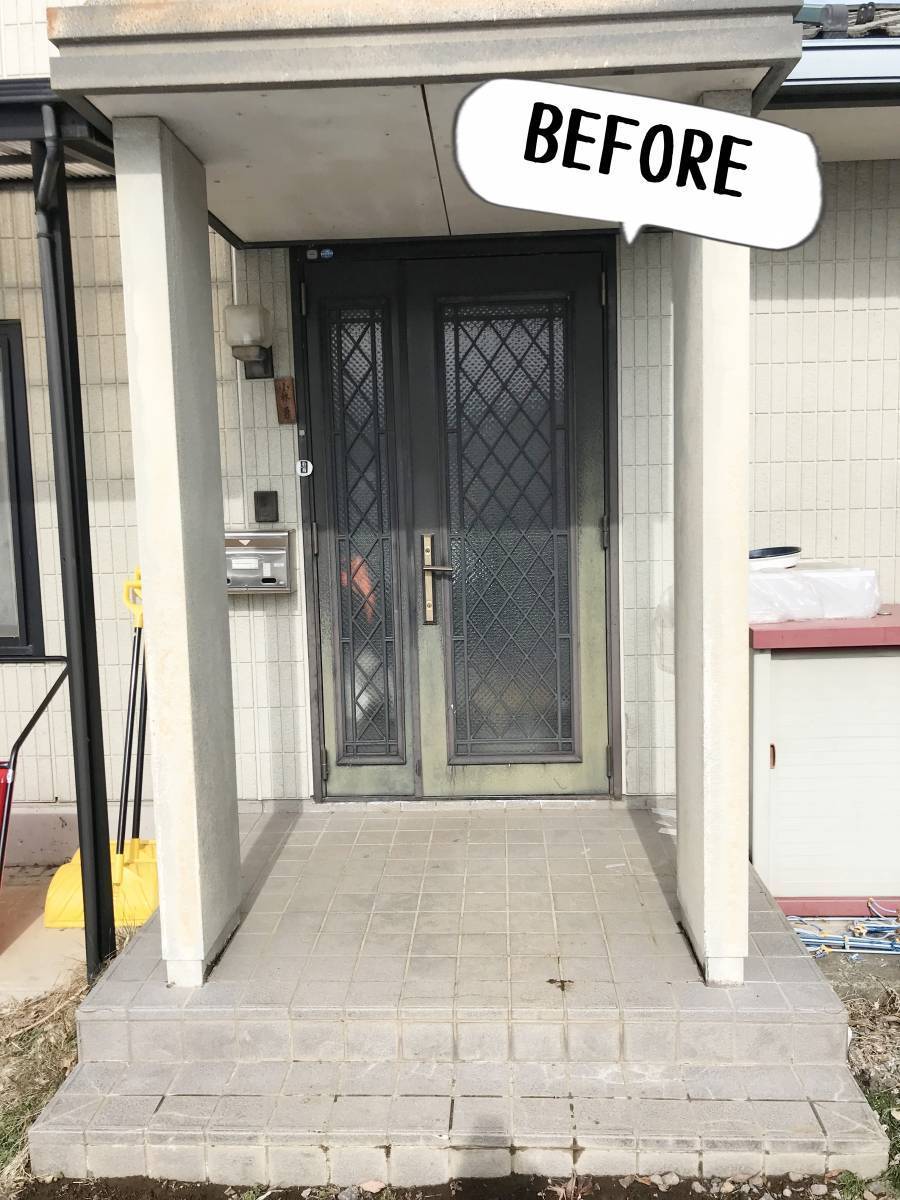 更埴トーヨー住器の玄関ドアが変色し、開閉が困難なので交換したいとご要望(高山村)の施工前の写真1