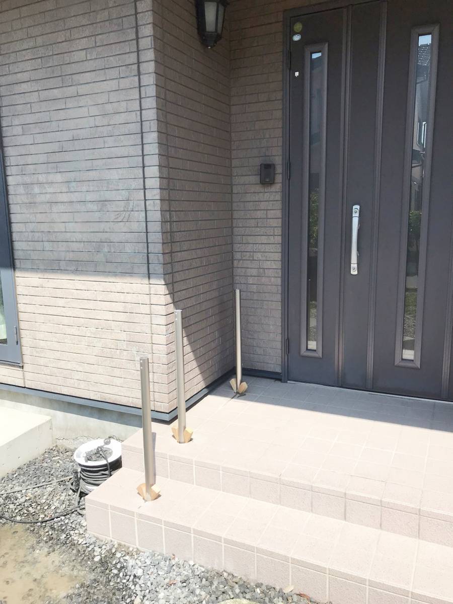 更埴トーヨー住器の玄関の階段に手すりを取付けたいとご希望(長野市篠ノ井)の施工前の写真2
