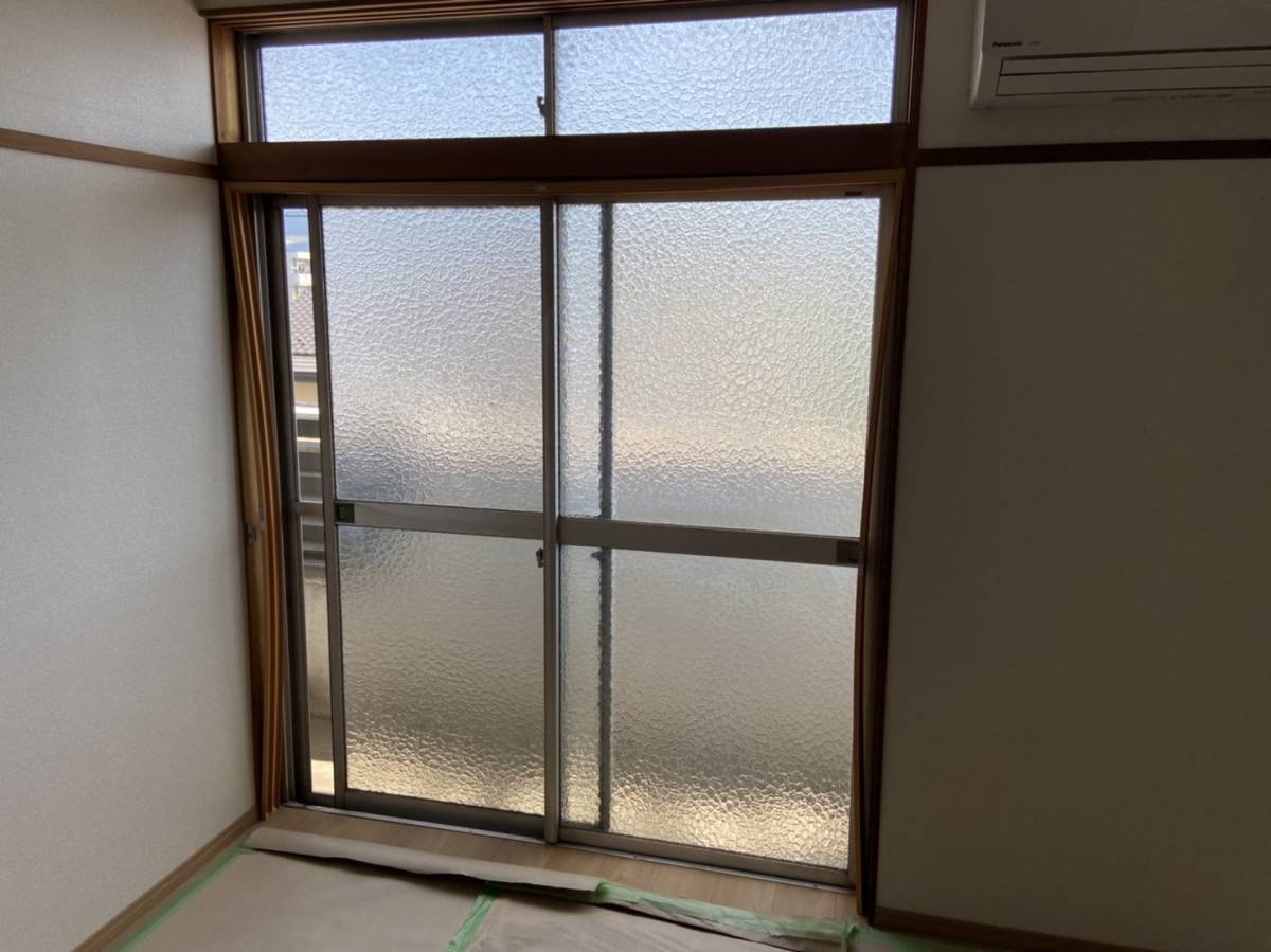 イソベトーヨー住器の山梨県甲府市　樹脂内窓（インプラス）取付の施工例の施工前の写真1