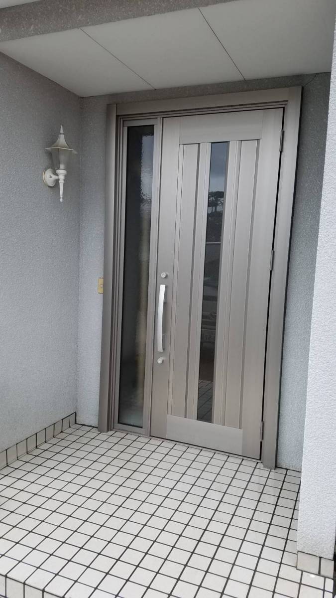 イソベトーヨー住器の住まいの顔がステキに変身♬　玄関ドアリフォームの施工例（リシェント玄関ドア）の施工後の写真1