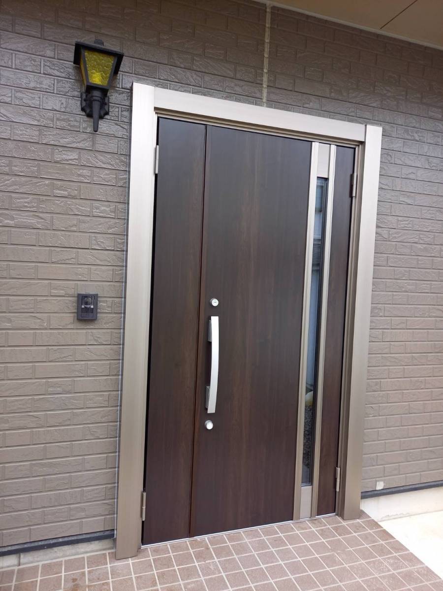 イソベトーヨー住器の山梨県笛吹市　玄関ドアリフォームの施工例の施工後の写真1