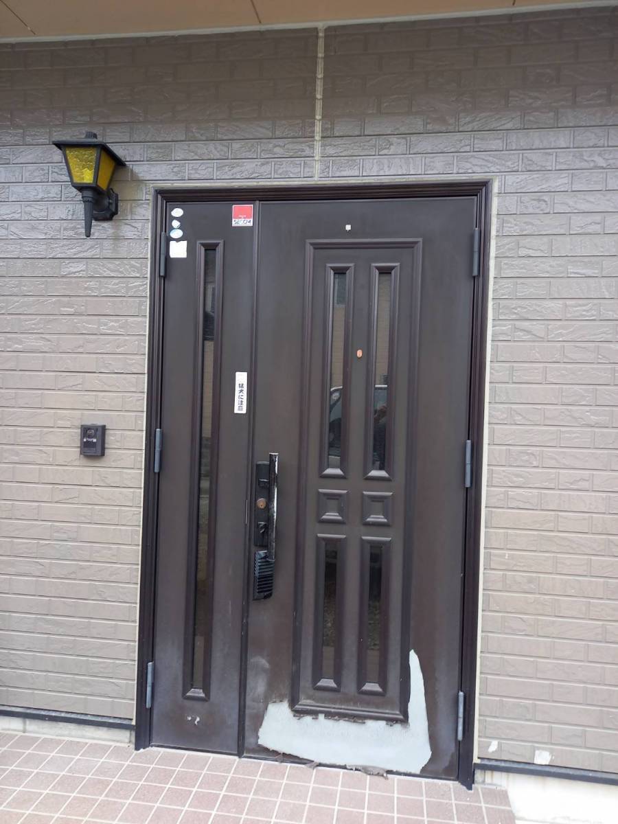 イソベトーヨー住器の山梨県笛吹市　玄関ドアリフォームの施工例の施工前の写真2