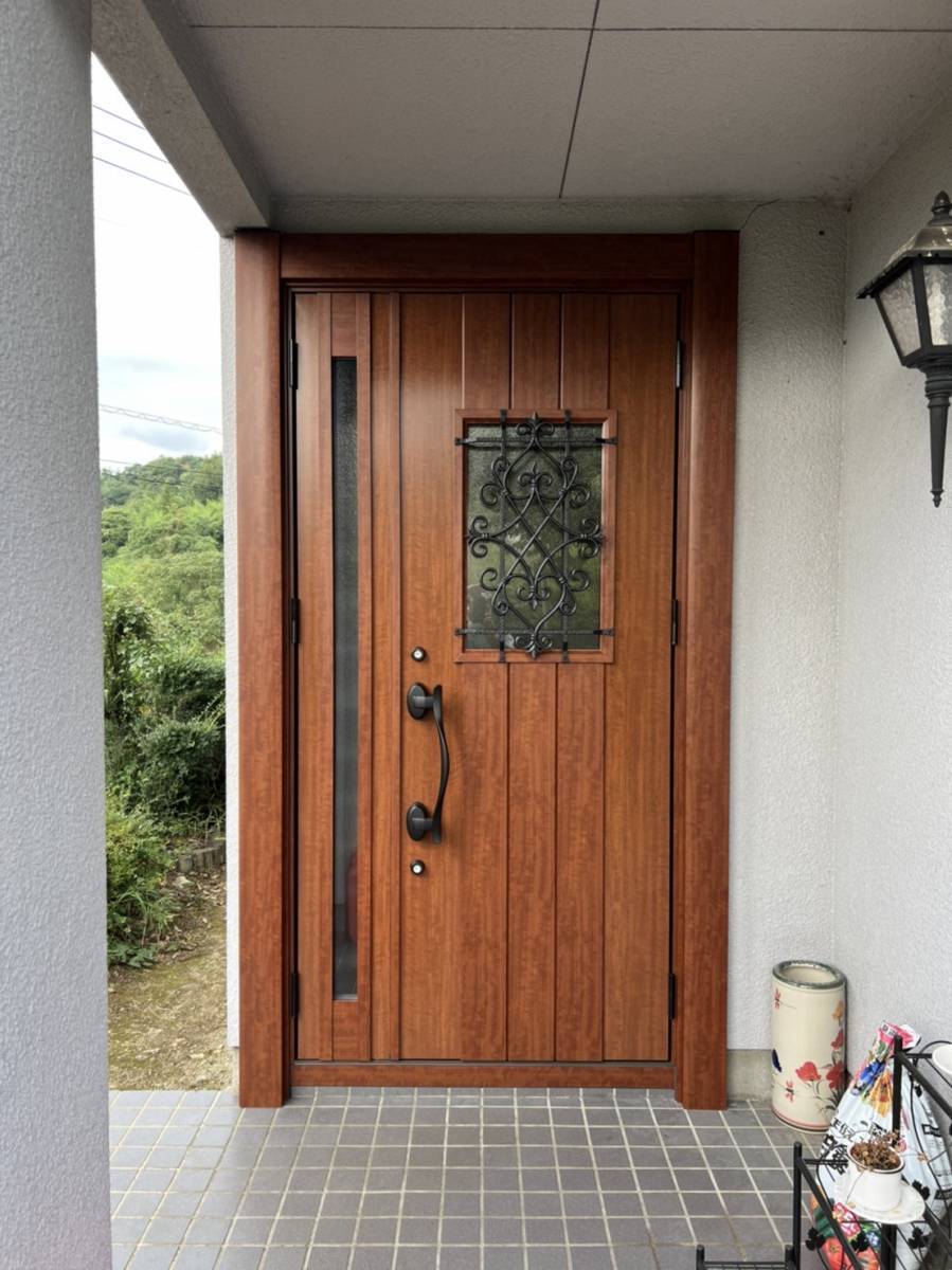 イソベトーヨー住器の山梨県笛吹市　玄関リフォームの施工例（玄関ドアを新しいドアに交換しました）の施工後の写真1