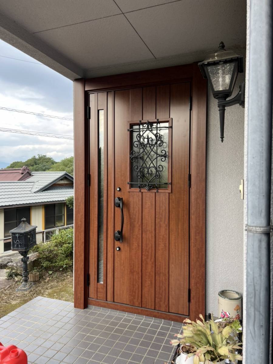 イソベトーヨー住器の山梨県笛吹市　玄関リフォームの施工例（玄関ドアを新しいドアに交換しました）の施工後の写真2