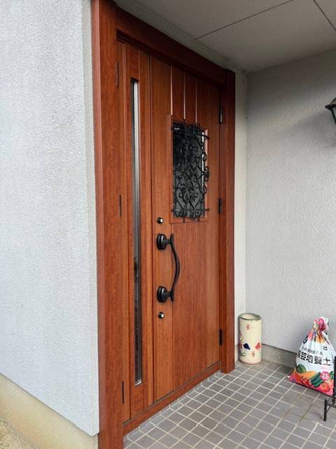 イソベトーヨー住器の山梨県笛吹市　玄関リフォームの施工例（玄関ドアを新しいドアに交換しました）の施工後の写真3