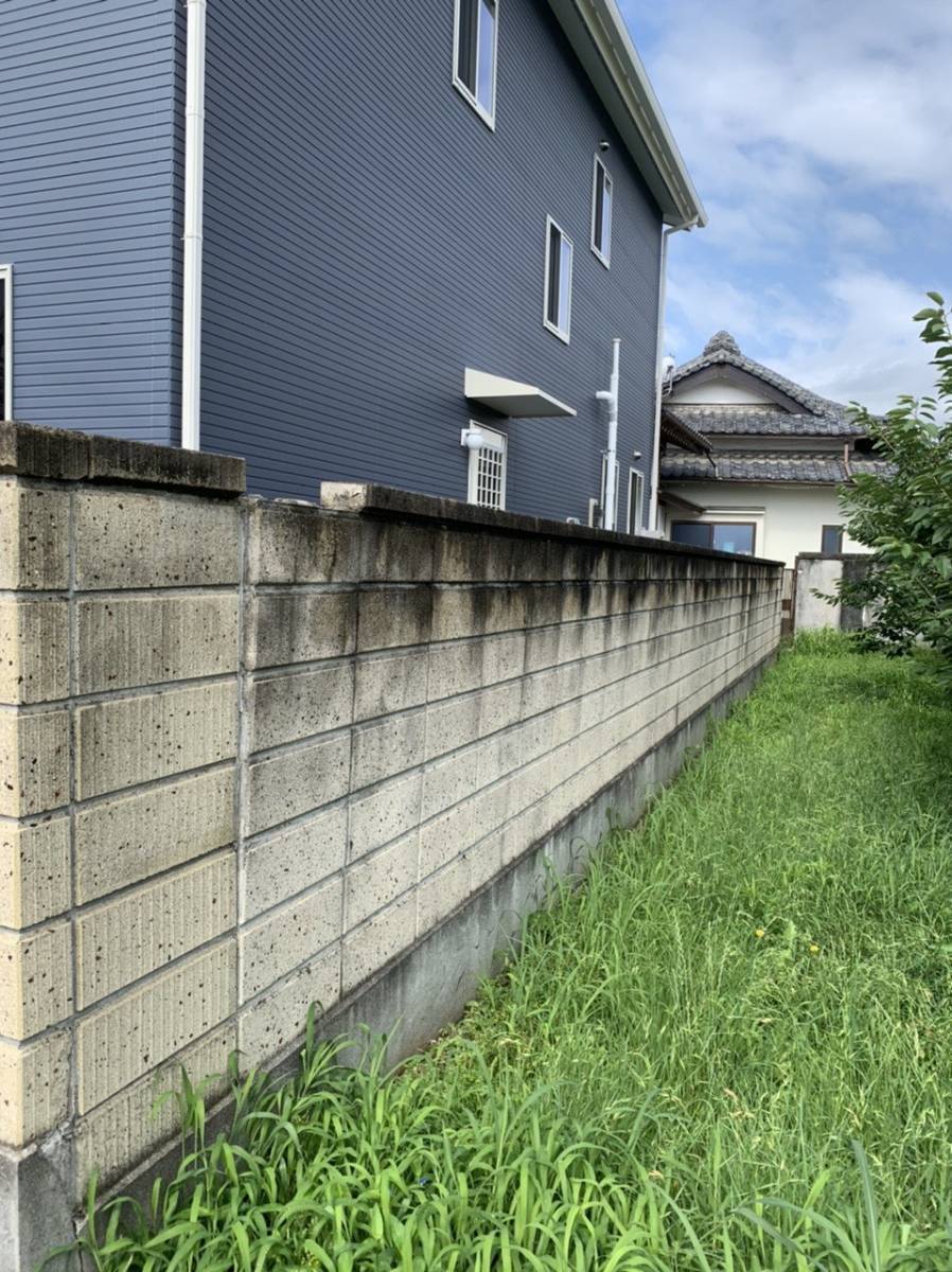 イソベトーヨー住器の南アルプス市　ブロック解体とフェンス取付けの施工例　目隠しフェンスでプライバシーを保護します♪の施工前の写真1
