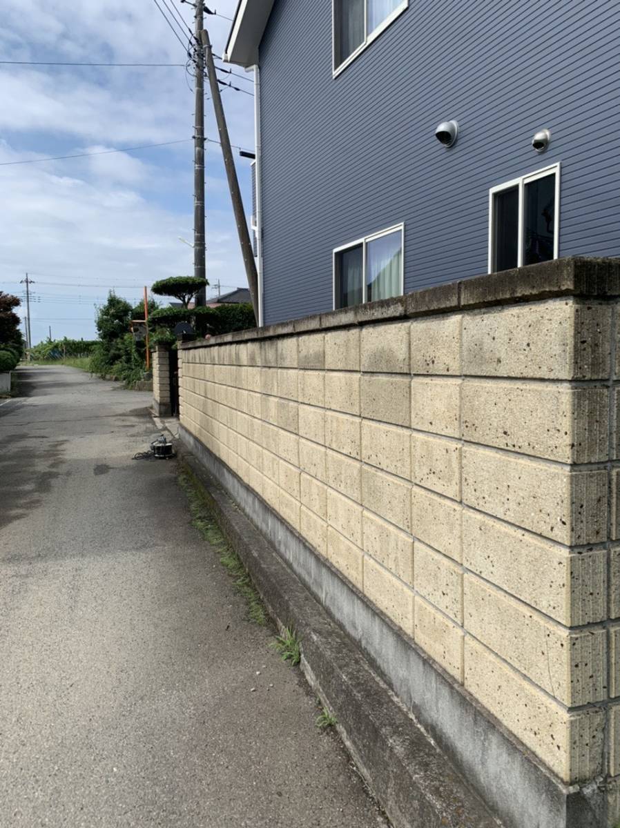 イソベトーヨー住器の南アルプス市　ブロック解体とフェンス取付けの施工例　目隠しフェンスでプライバシーを保護します♪の施工前の写真2