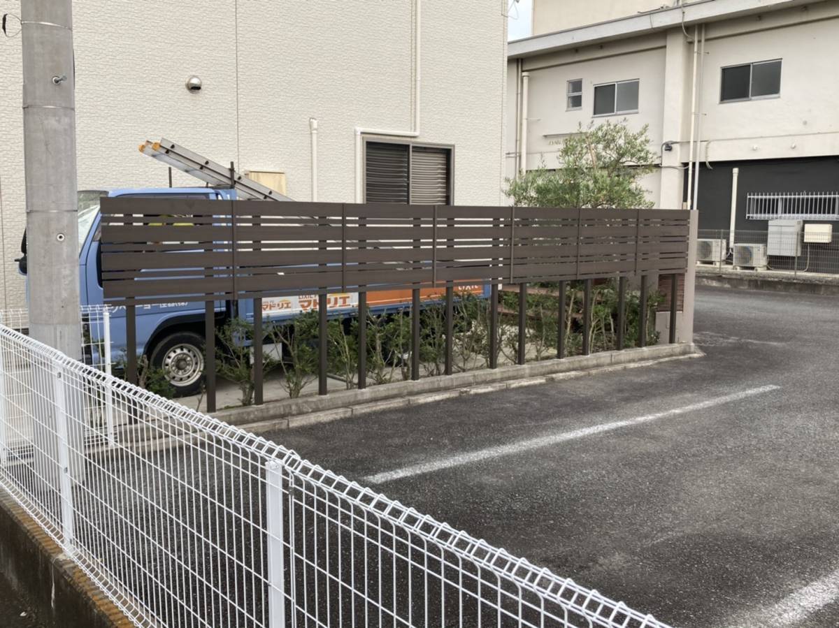 イソベトーヨー住器の山梨県甲府市　住まいの個性を引き出し、視線を気にせずオシャレに目隠し♪　コートラインⅡの施工例の施工後の写真1