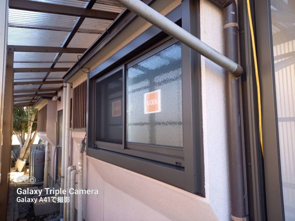 イソベトーヨー住器の山梨県甲府市　カバー工法サッシ（古い窓の上から新しい窓を取付る）取付の施工例の施工後の写真2