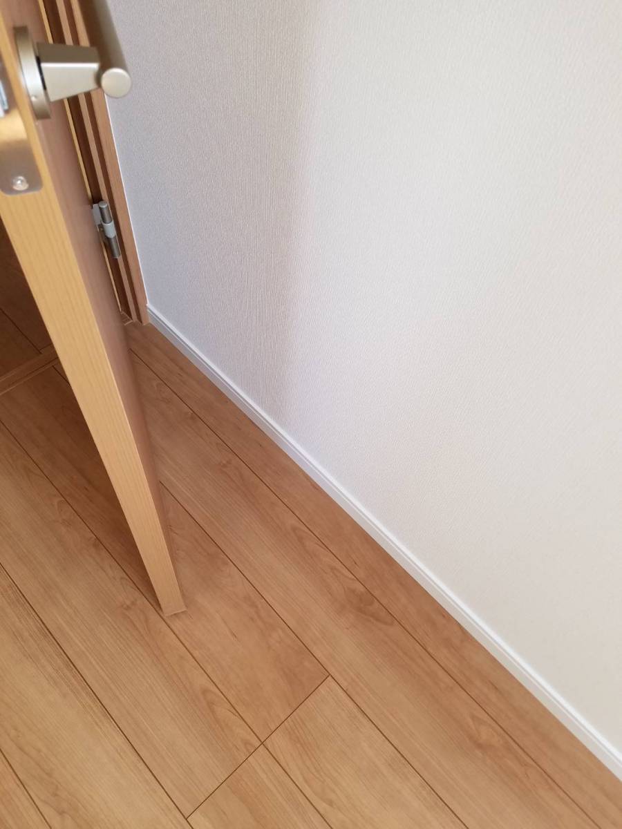 イソベトーヨー住器の山梨県甲斐市　戸当り取付の施工例　ドアがバタンと壁に当たりませんの施工前の写真1