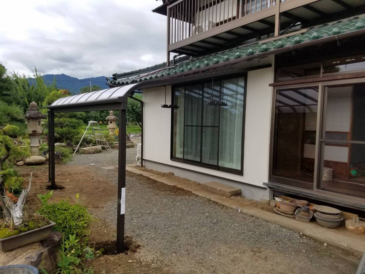 イソベトーヨー住器の山梨県甲州市　テラス取付けの施工例　毎日にさりげなく快適と便利をプラスしませんか♬の施工後の写真2