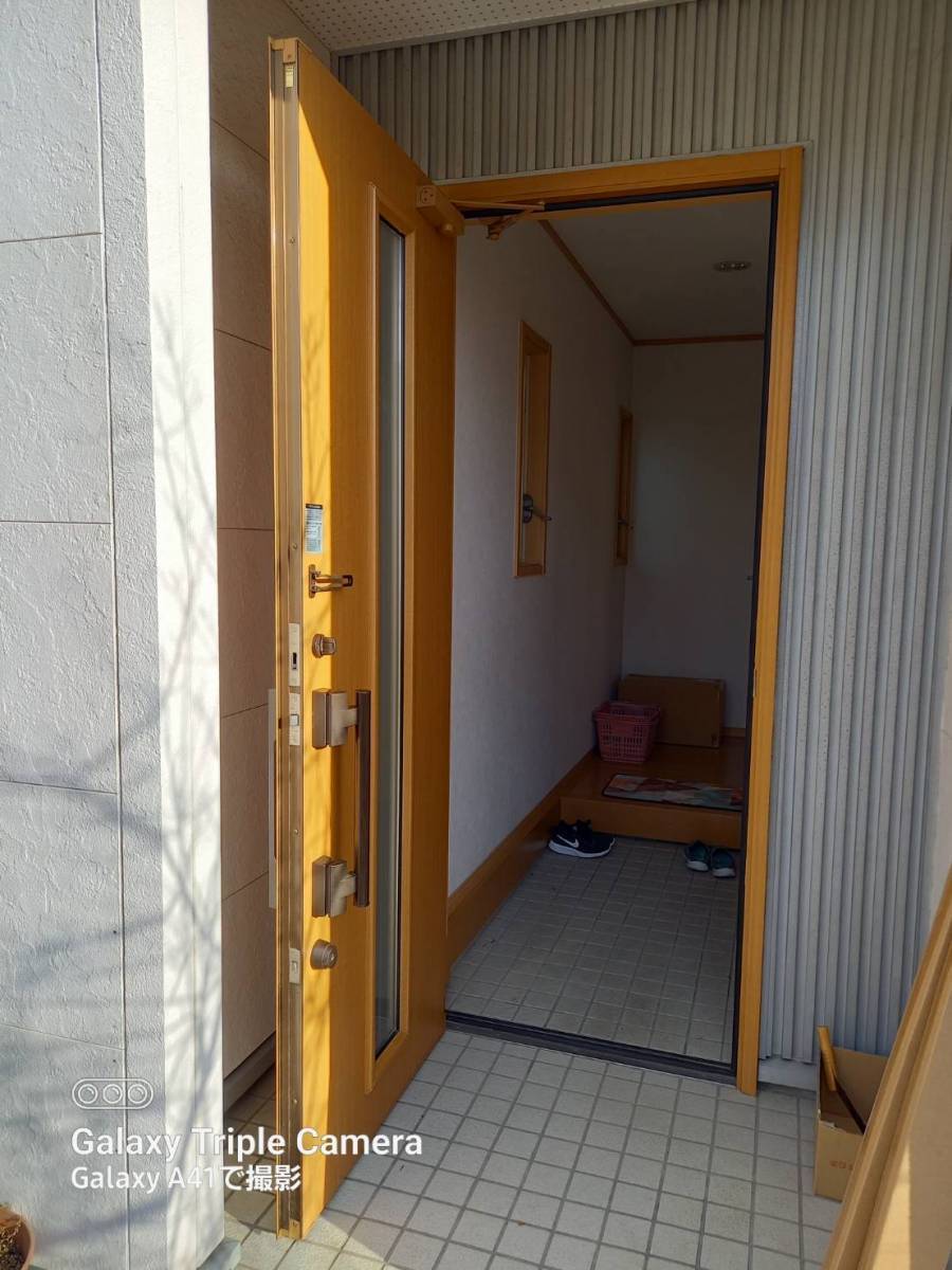 イソベトーヨー住器の山梨県南アルプス市　玄関ドアリフォームの施工例　1日でわが家の表情が美しく、玄関のお悩みも解決しますの施工前の写真1