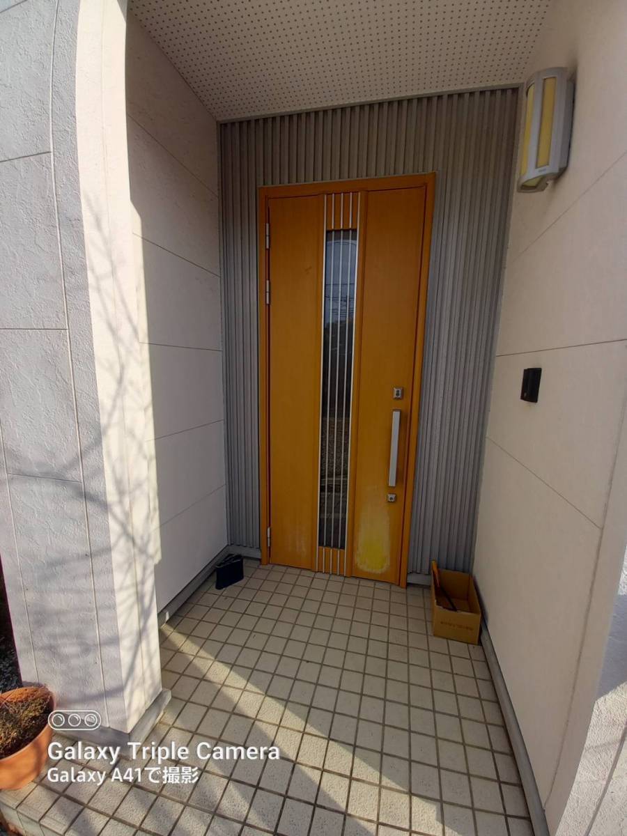 イソベトーヨー住器の山梨県南アルプス市　玄関ドアリフォームの施工例　1日でわが家の表情が美しく、玄関のお悩みも解決しますの施工前の写真2