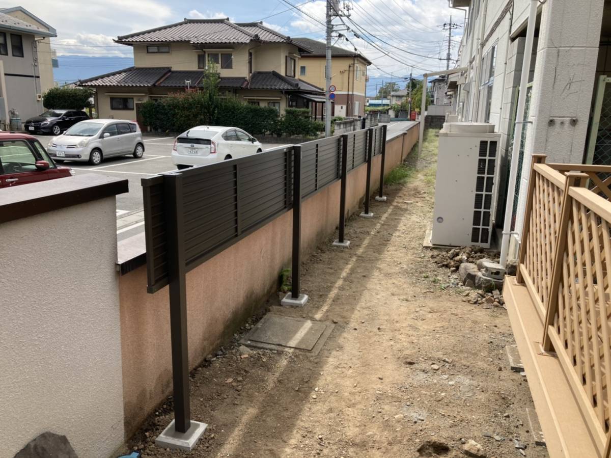 イソベトーヨー住器の山梨県甲府市　フェンス取付けの施工例　程よい目隠しで視線が気になりません!(^^)!の施工後の写真3