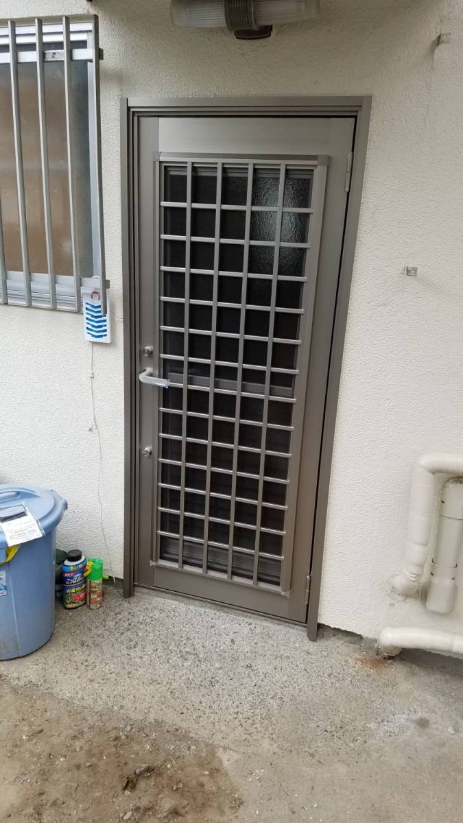 イソベトーヨー住器の山梨県甲府市　勝手口ドア交換の施工例（カバー工法）　たった1日で作業は完了します‼の施工後の写真1