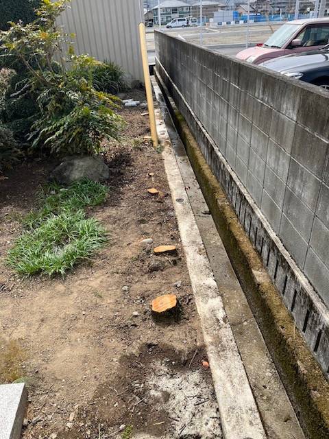 イソベトーヨー住器の山梨県笛吹市　フェンス取付の施工例の施工前の写真1