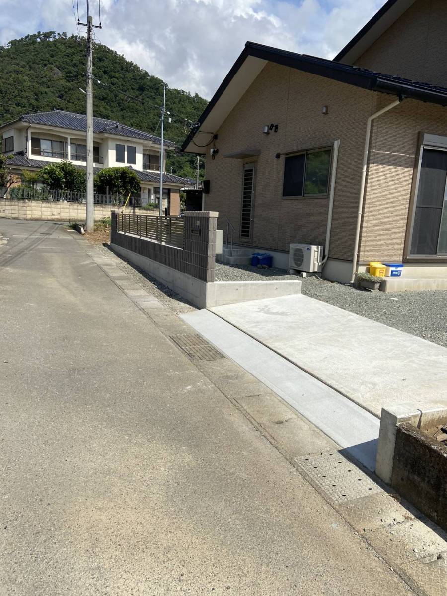 イソベトーヨー住器の山梨県甲府市　外構工事の施工例　フェンス・ポスト・ブロックなどの施工後の写真1