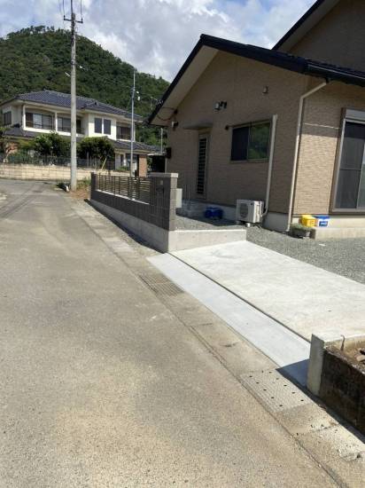 イソベトーヨー住器の山梨県甲府市　外構工事の施工例　フェンス・ポスト・ブロックなど施工事例写真1