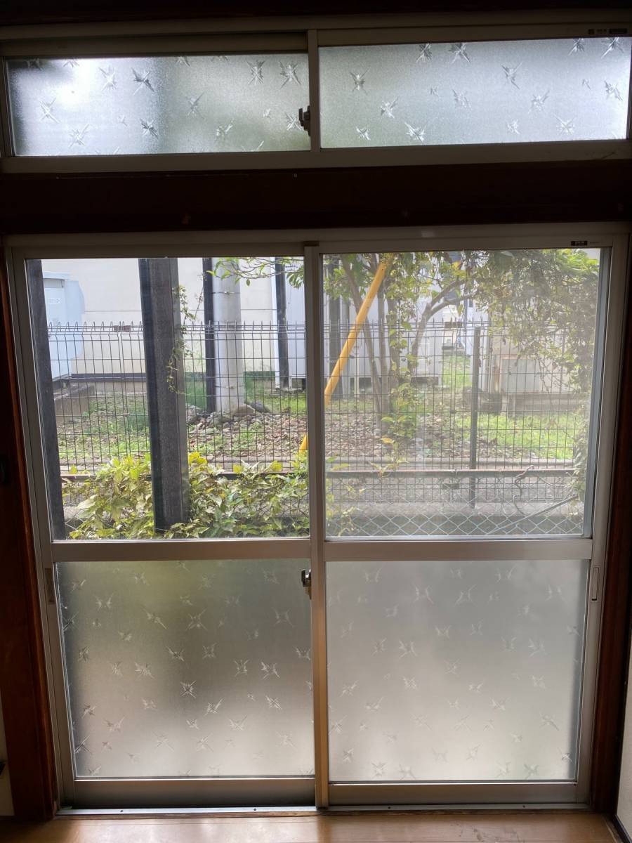 イソベトーヨー住器の山梨県笛吹市　インプラス（内窓）取付の施工例　　寒くなる前のこの時期に早めに取付をお勧めします‼の施工前の写真2