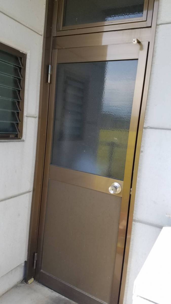 イソベトーヨー住器の山梨県甲府市　勝手口ドア交換の施工例　1ｄａｙリフォームお勧めです♪の施工前の写真1