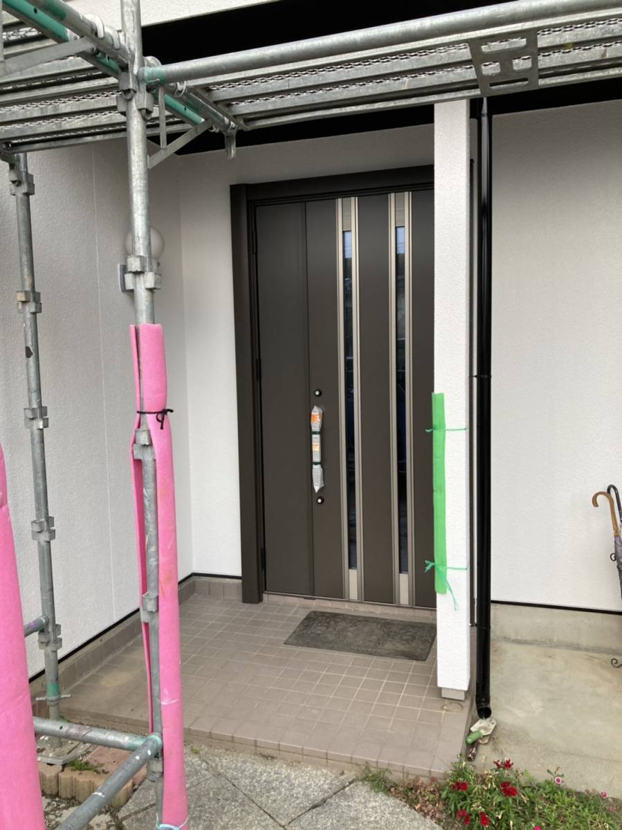 イソベトーヨー住器の山梨県甲斐市　玄関リフォームの施工例（リシェント玄関ドア）新しい玄関で毎日を快適に♪の施工後の写真1
