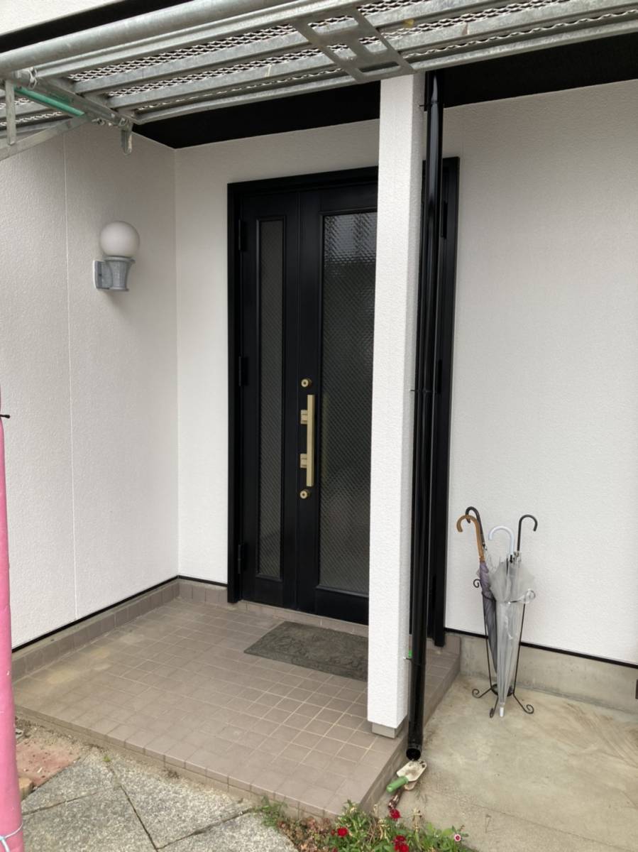 イソベトーヨー住器の山梨県甲斐市　玄関リフォームの施工例（リシェント玄関ドア）新しい玄関で毎日を快適に♪の施工前の写真1