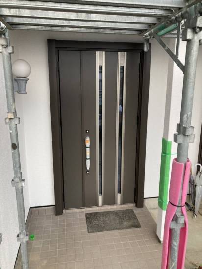 イソベトーヨー住器の山梨県甲斐市　玄関リフォームの施工例（リシェント玄関ドア）新しい玄関で毎日を快適に♪施工事例写真1