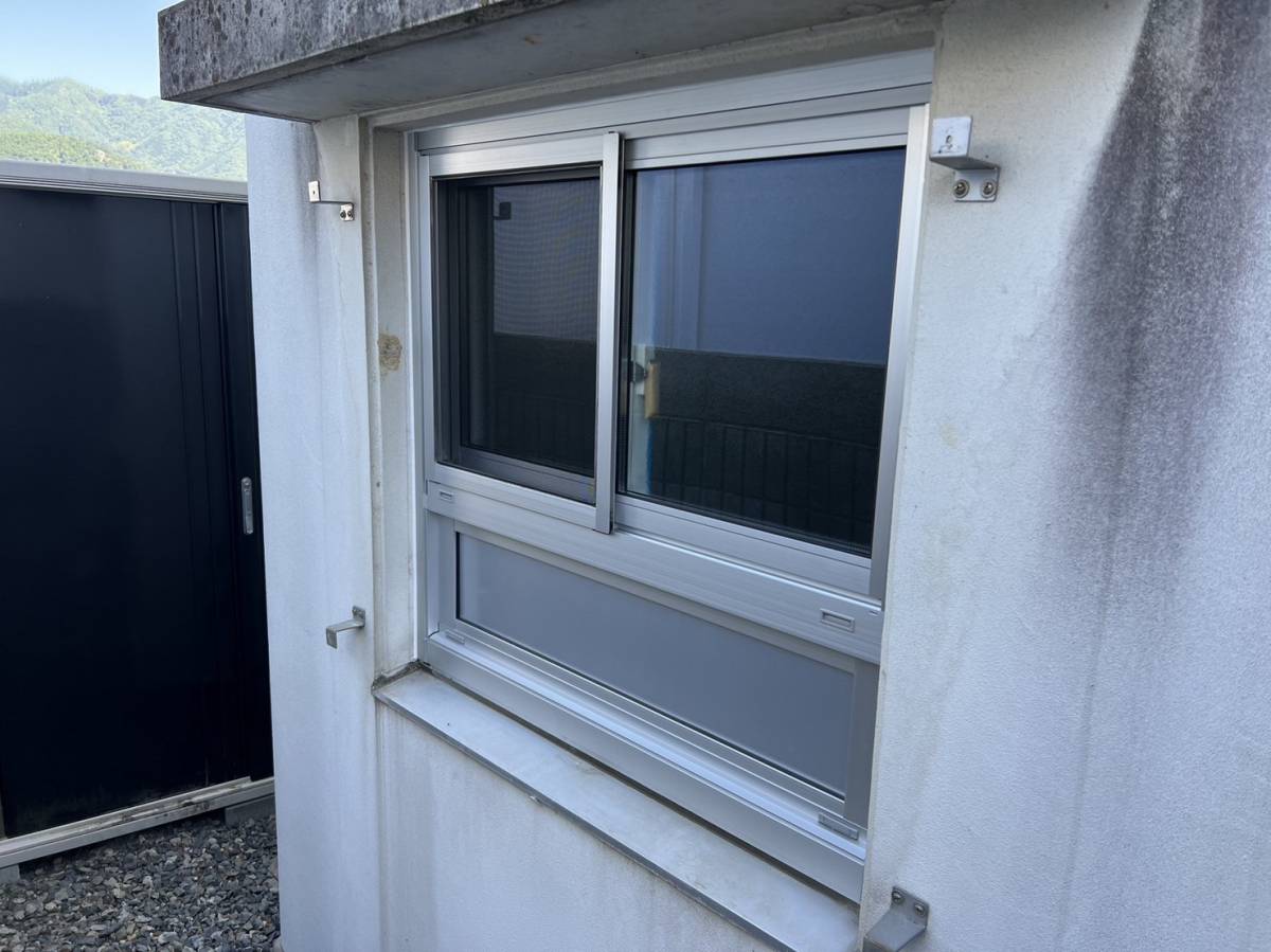 イソベトーヨー住器の山梨県甲州市　浴室窓取替の施工例の施工後の写真1
