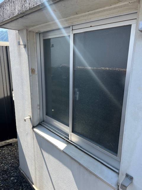 イソベトーヨー住器の山梨県甲州市　浴室窓取替の施工例の施工前の写真2
