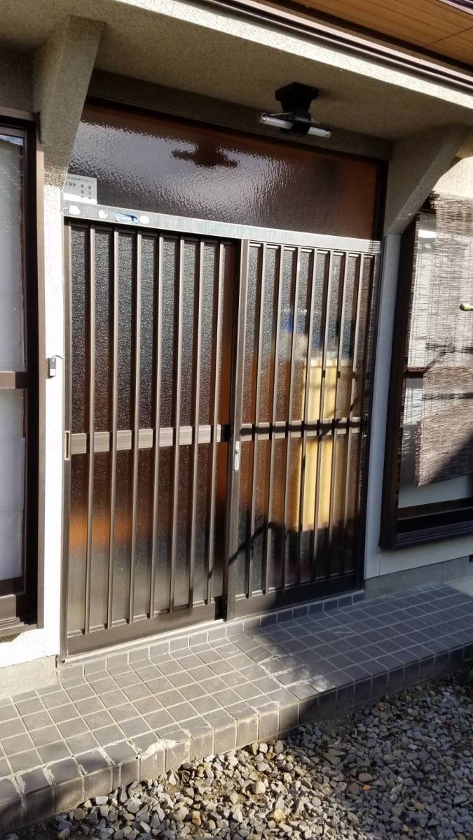 イソベトーヨー住器の山梨県甲府市　玄関リフォームの施工例　たった1日で綺麗な玄関に早変わり‼の施工前の写真1