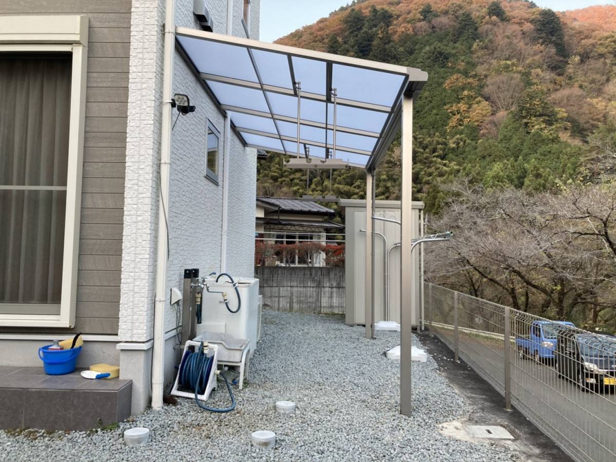 イソベトーヨー住器の山梨県大月市　テラス取付けの施工例　雨の日でも安心ですよ‼の施工後の写真2