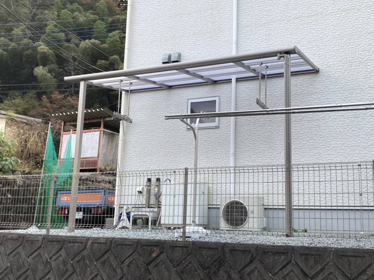 イソベトーヨー住器の山梨県大月市　テラス取付けの施工例　雨の日でも安心ですよ‼の施工後の写真3