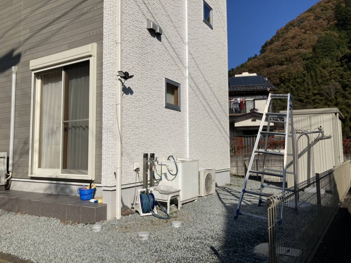 イソベトーヨー住器の山梨県大月市　テラス取付けの施工例　雨の日でも安心ですよ‼の施工前の写真1