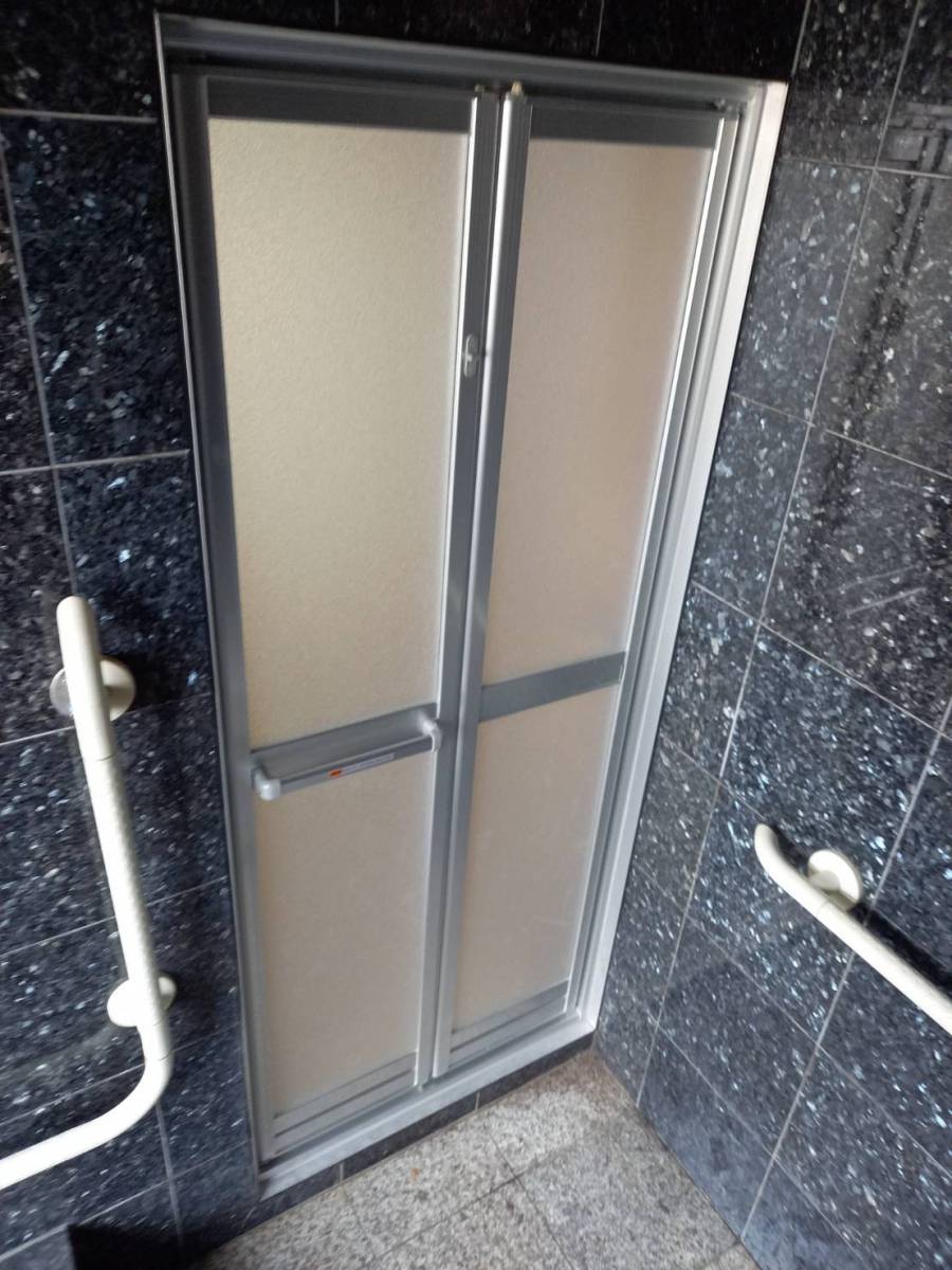 イソベトーヨー住器の山梨県甲府市　浴室折戸取付の施工例　（施工方法の動画あります）の施工後の写真2