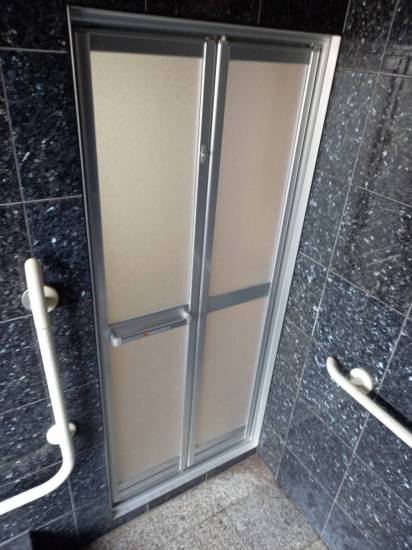 イソベトーヨー住器の山梨県甲府市　浴室折戸取付の施工例　（施工方法の動画あります）施工事例写真1