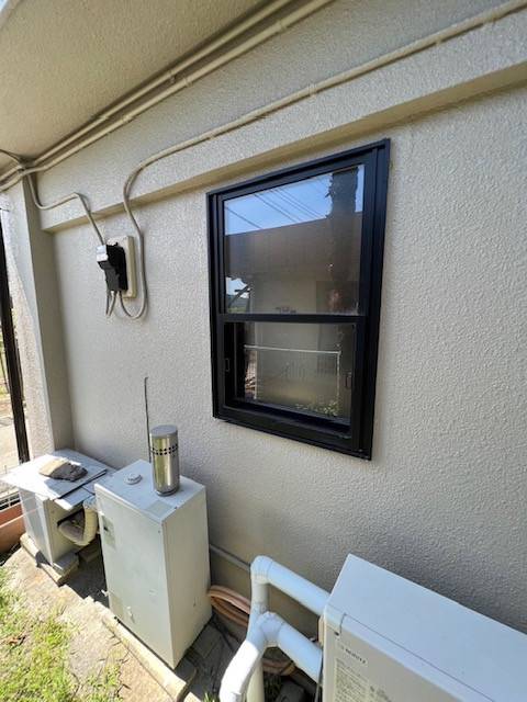 イソベトーヨー住器の山梨県韮崎市　簡単取替窓リフォームの施工例　（動画あります）の施工前の写真1