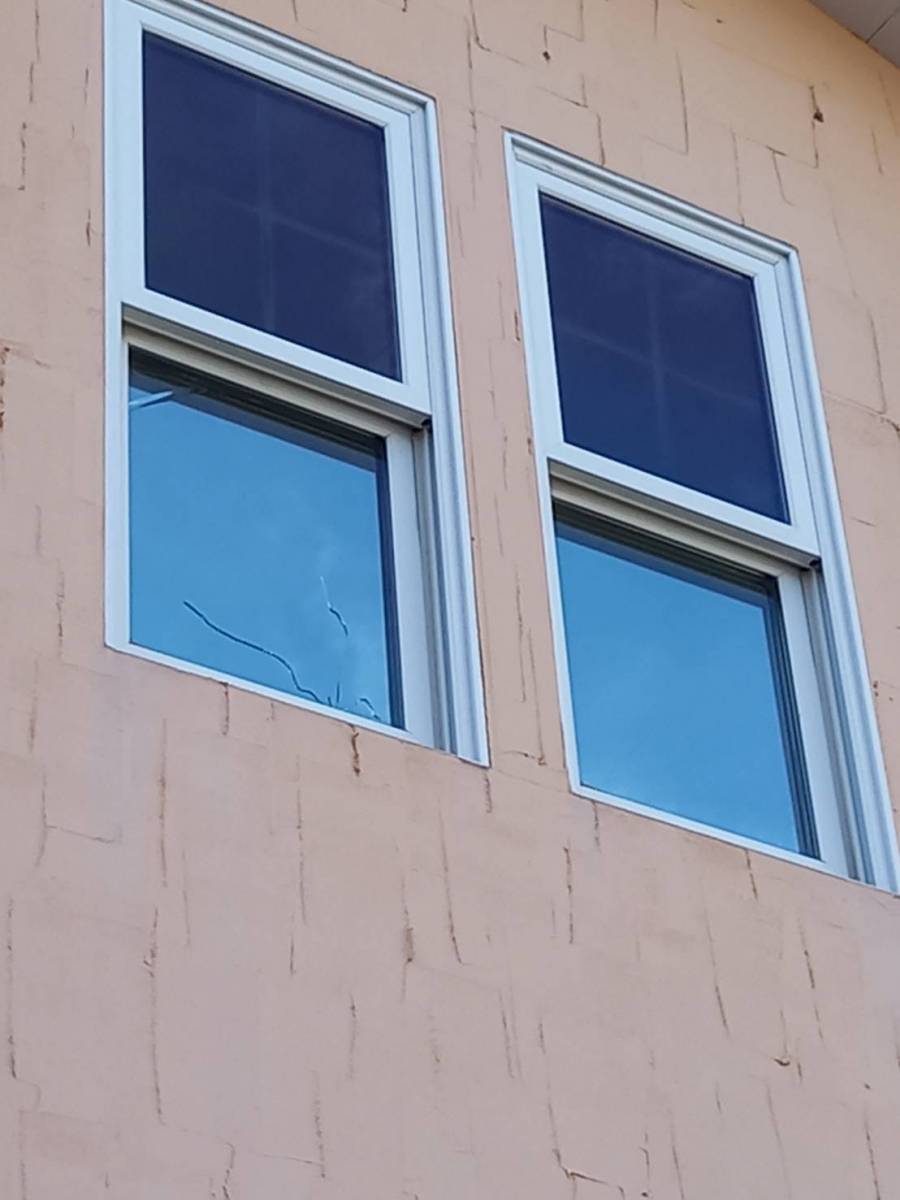 イソベトーヨー住器の山梨県笛吹市　取替窓リプラス取付の施工例（施工動画あります）の施工前の写真1