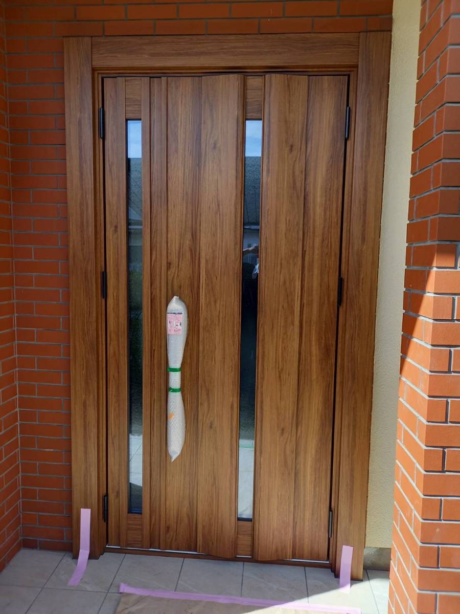 イソベトーヨー住器の山梨県甲府市　たった1日で完成‼　玄関のお悩み解消玄関ドアリフォームのご紹介‼　（説明動画あります）の施工後の写真2