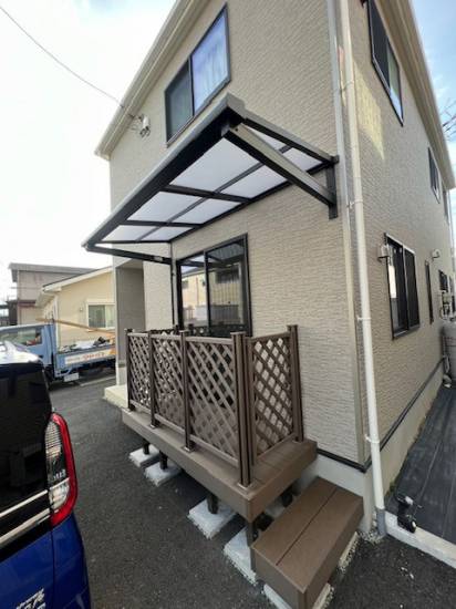 イソベトーヨー住器の山梨県笛吹市　テラス+デッキ取付の施工例　雨の日でも安心して洗濯物が干せ便利でおすすめです施工事例写真1