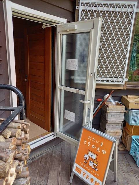 イソベトーヨー住器の山梨県北杜市　勝手口ドアリフォームの施工例　カギを閉めたままでも換気ができます（施工動画あります）の施工後の写真2