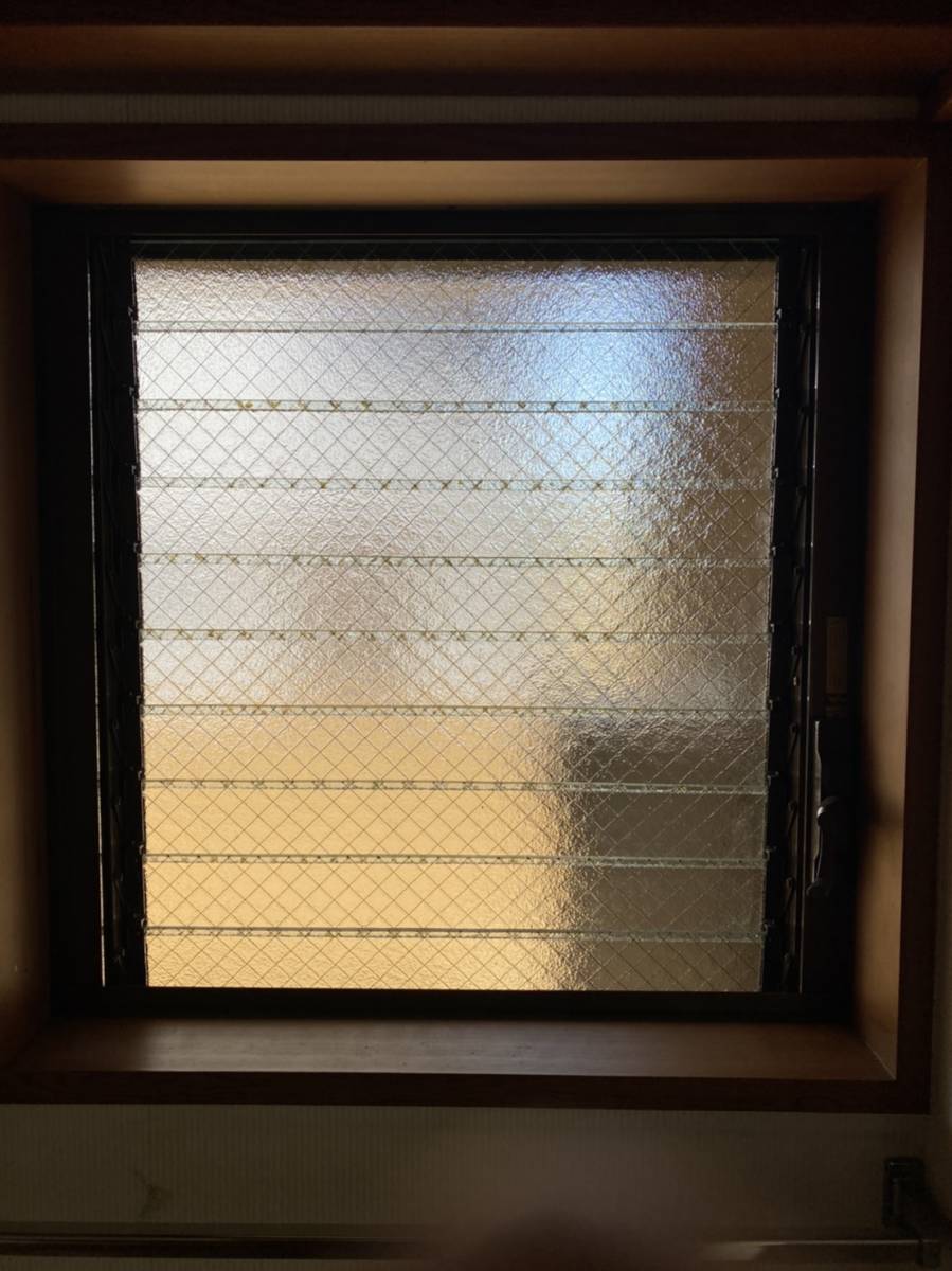 イソベトーヨー住器の山梨県甲府市　ガラス修理の施工例　割れたガラス直します‼の施工後の写真1