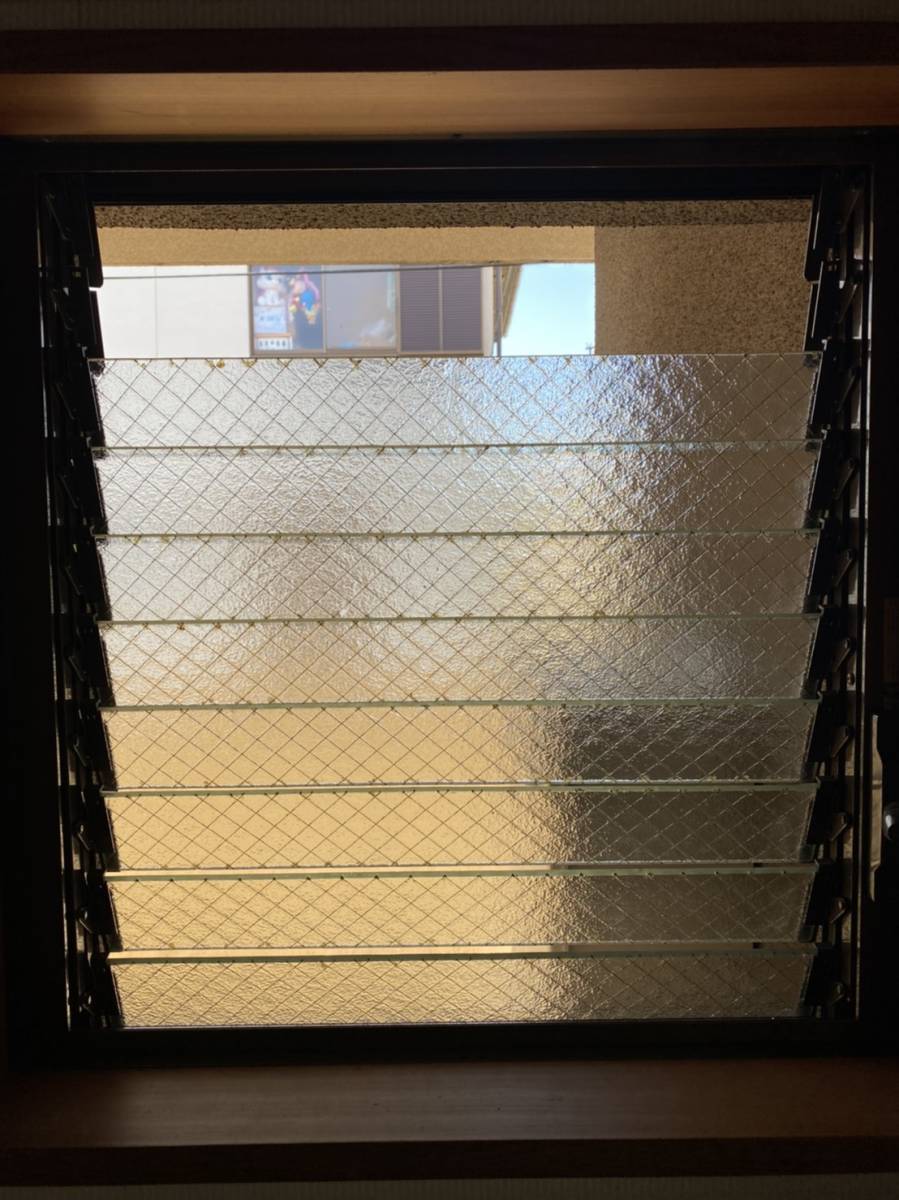 イソベトーヨー住器の山梨県甲府市　ガラス修理の施工例　割れたガラス直します‼の施工前の写真1