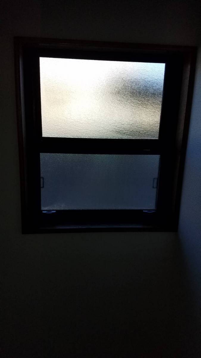 イソベトーヨー住器の山梨県甲斐市　内窓取付の施工例　1ｄａｙリフォームお勧めです‼の施工前の写真1