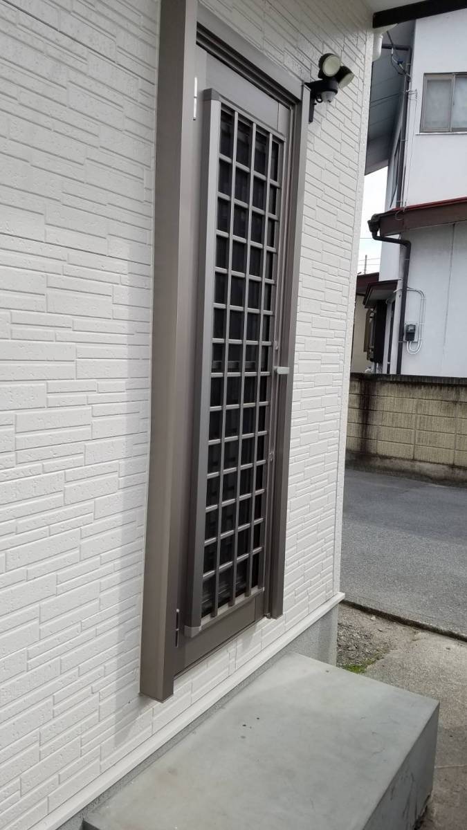 イソベトーヨー住器の山梨県甲府市　リシェント勝手口ドア取付けの施工例　壁を壊さずに、リフォームできます‼の施工後の写真1
