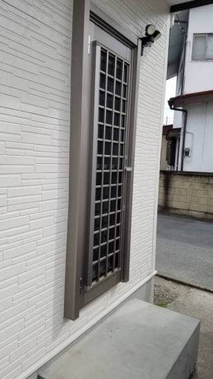 イソベトーヨー住器の山梨県甲府市　リシェント勝手口ドア取付けの施工例　壁を壊さずに、リフォームできます‼施工事例写真1
