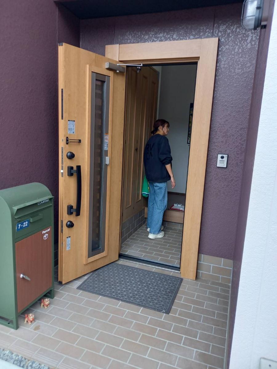 イソベトーヨー住器の山梨県甲府市　玄関ドアリフォームの施工例　FamiLock（ファミロック）仕様の玄関でおすすめですの施工後の写真2