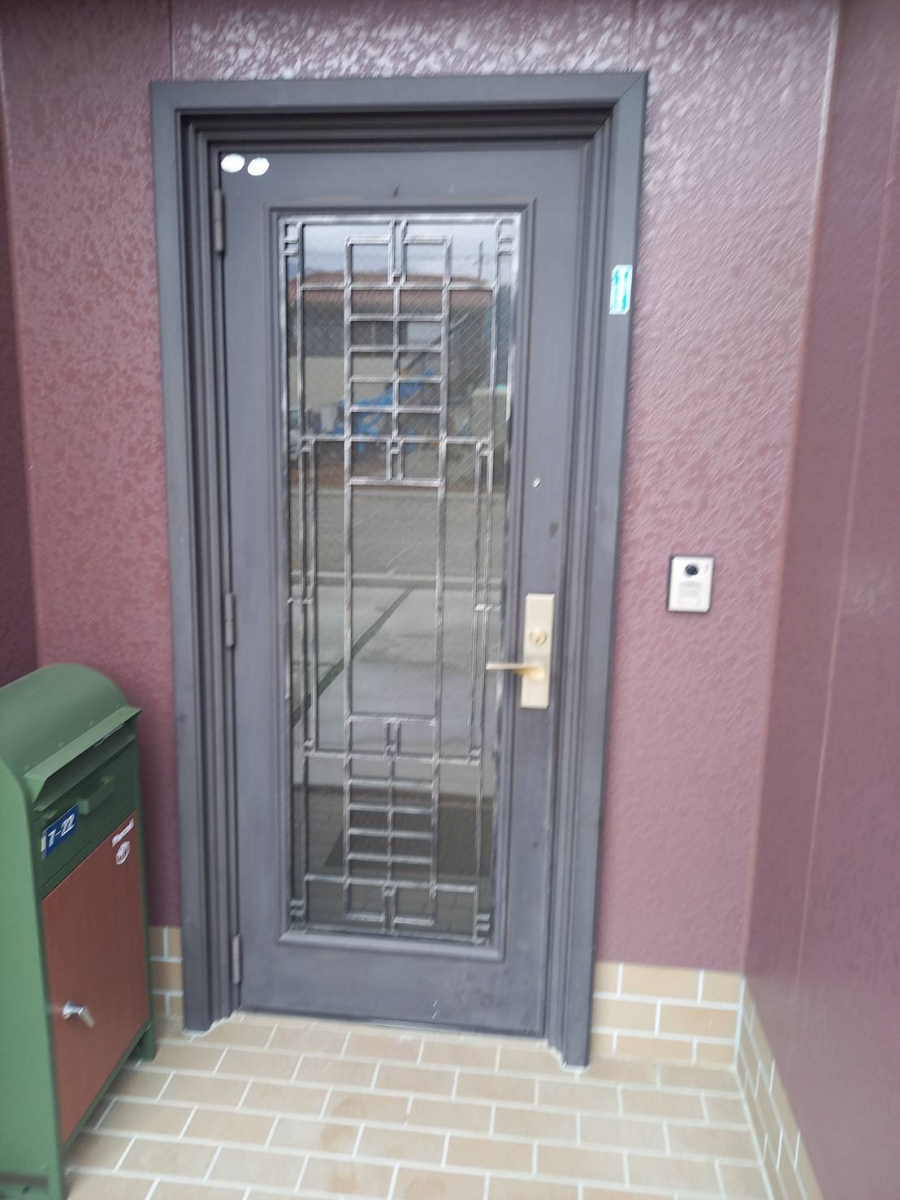 イソベトーヨー住器の山梨県甲府市　玄関ドアリフォームの施工例　FamiLock（ファミロック）仕様の玄関でおすすめですの施工前の写真1