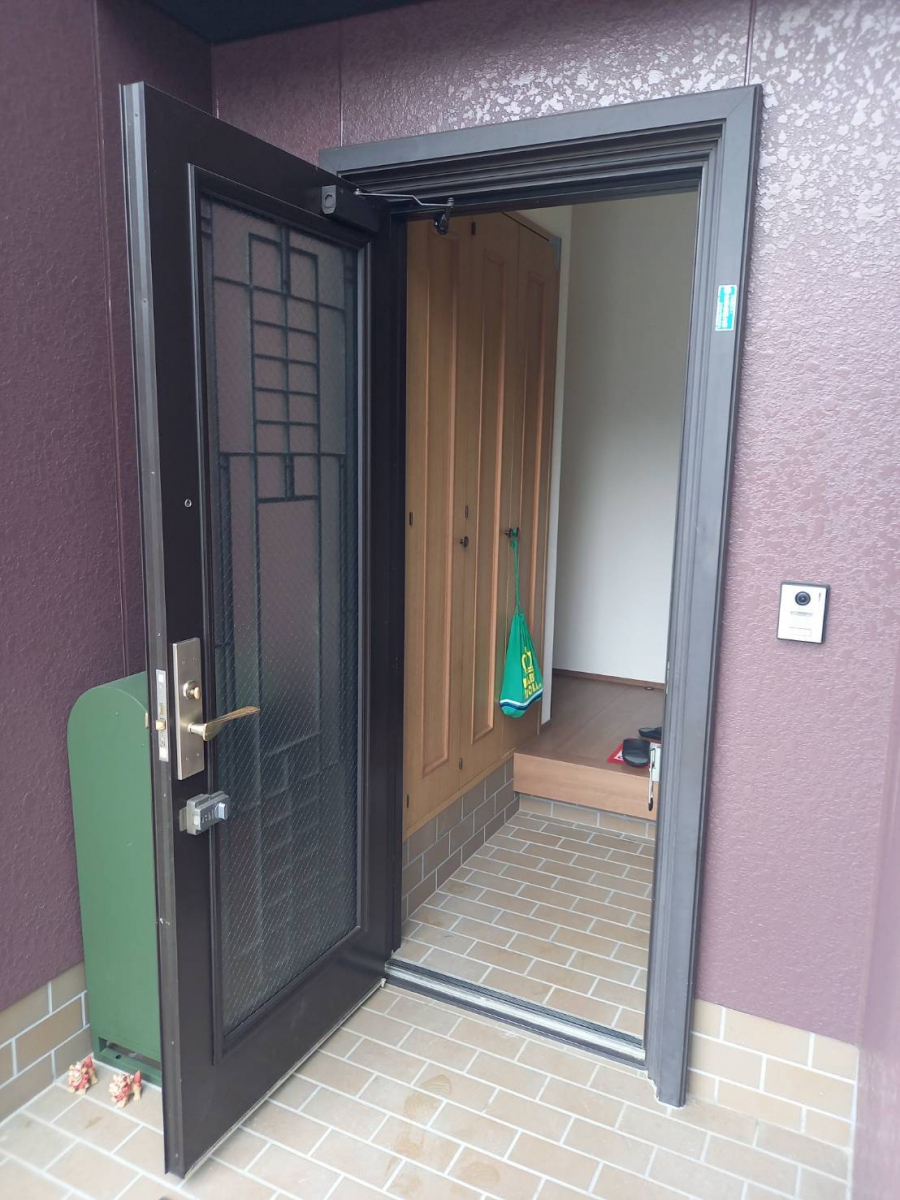 イソベトーヨー住器の山梨県甲府市　玄関ドアリフォームの施工例　FamiLock（ファミロック）仕様の玄関でおすすめですの施工前の写真2
