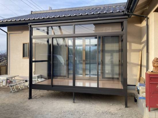 イソベトーヨー住器の山梨県甲府市　サニージュ（テラス囲い）取付の施工例　マルチスペースお勧めです‼施工事例写真1