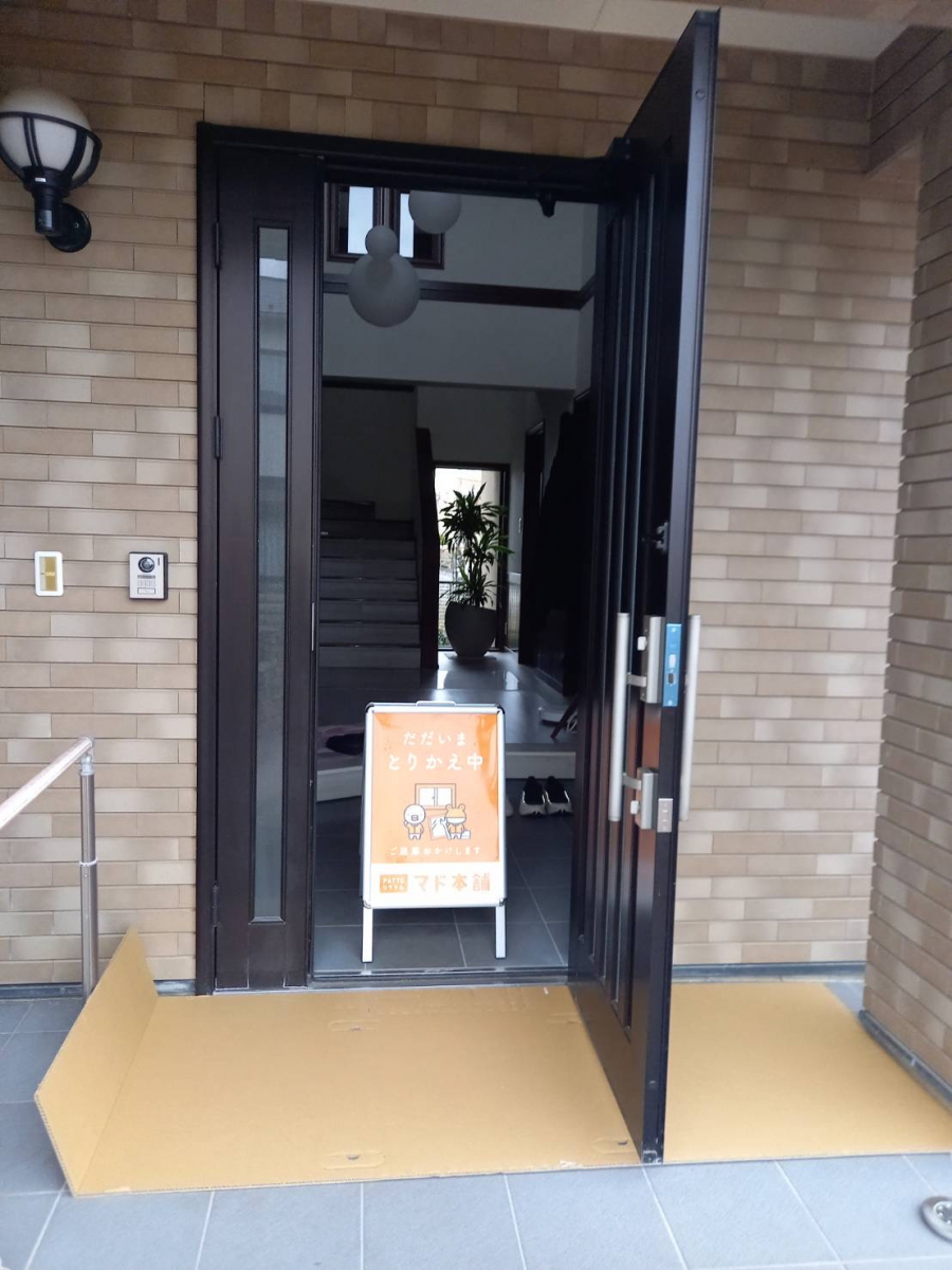 イソベトーヨー住器の山梨県甲斐市　補助金を活用した玄関ドアリフォームの施工例の施工前の写真2